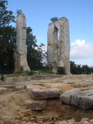 Vestiges de la tour sud-est du château de Boves (Somme, cl. 2008)